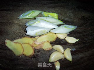冬季养生菜--美味鱼头泡饼锅的做法步骤：2