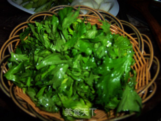 冬季养生菜---凉拌熏干芹菜叶的做法步骤：1