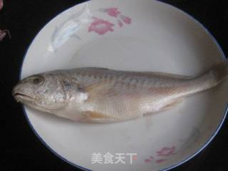 蒜子烧黄鱼的做法步骤：1