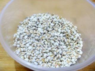 【冬季养生菜】银耳莲子薏米羹的做法步骤：1