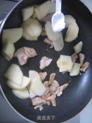 苹果炒肉片的做法步骤：4