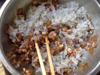 猪肉白菜粉条大蒸包的做法步骤：5