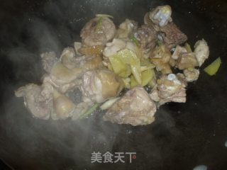 真姬菇炖鸡腿肉的做法步骤：7