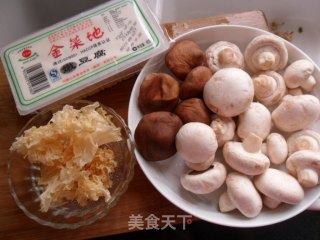 鲜蘑银耳大骨汤的做法步骤：2