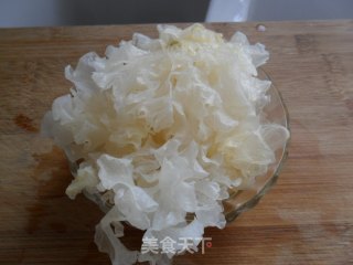 鲜蘑银耳大骨汤的做法步骤：5
