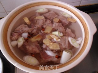 鲜蘑银耳大骨汤的做法步骤：7