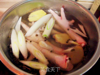 美味小零嘴-香辣凤爪的做法步骤：2
