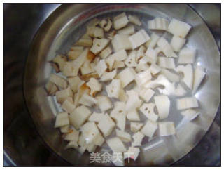 酸辣藕丁的做法步骤：1