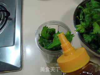 蜂蜜芹菜汁、麻酱生拌芹菜叶的做法步骤：1