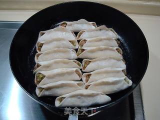 芹菜猪肉锅贴的做法步骤：16