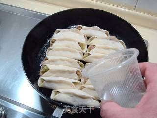 芹菜猪肉锅贴的做法步骤：17