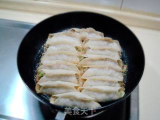 芹菜猪肉锅贴的做法步骤：18