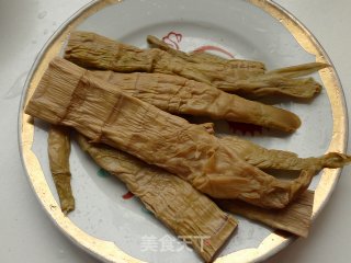 冬季能量的储备----笋干红烧肉的做法步骤：2