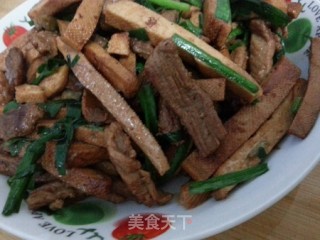 牛肉炒韭菜豆干的做法