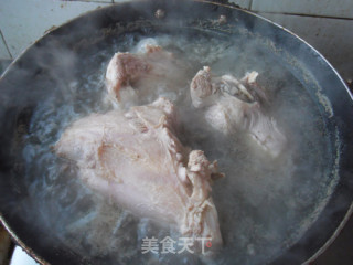 冬季养生菜-------茯苓山药骨头汤的做法步骤：3