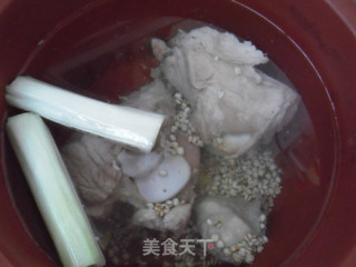 冬季养生菜-------茯苓山药骨头汤的做法步骤：4