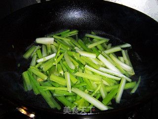 冬季健康养生菜---肉末尖椒炒芹菜的做法步骤：2