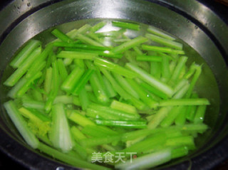 冬季健康养生菜---肉末尖椒炒芹菜的做法步骤：3