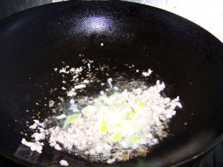 冬季健康养生菜---肉末尖椒炒芹菜的做法步骤：5