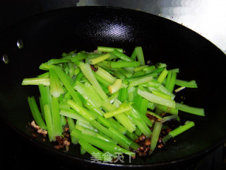冬季健康养生菜---肉末尖椒炒芹菜的做法步骤：8