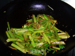 冬季健康养生菜---肉末尖椒炒芹菜的做法步骤：9