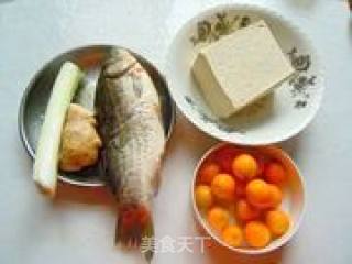 鲫鱼豆腐金橘汤的做法步骤：1