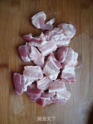 冬季最补充能量的家常味－红烧肉炖蘑菇的做法步骤：1