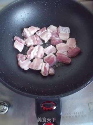 冬季最补充能量的家常味－红烧肉炖蘑菇的做法步骤：2