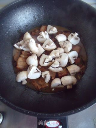 冬季最补充能量的家常味－红烧肉炖蘑菇的做法步骤：7