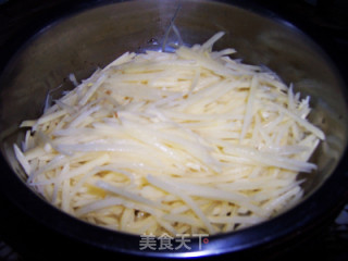 冬季养生主食---歪打正着的凉拌土豆饼丁的做法步骤：1