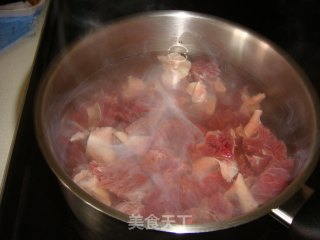 八珍牛腩煲的做法步骤：3