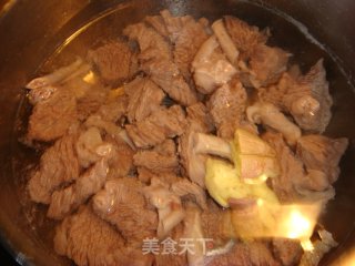 八珍牛腩煲的做法步骤：5