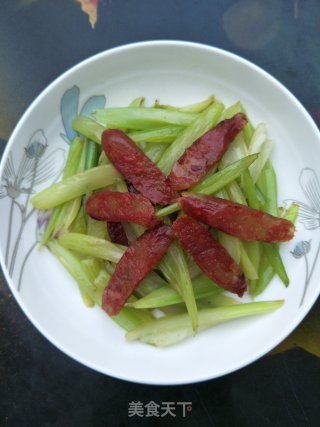 西芹炒腊肠的做法