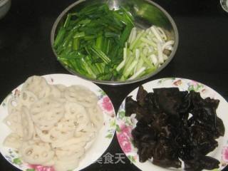 青蒜黑木耳炒藕片的做法步骤：1