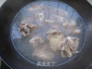 荸荠玉米芦笋猪骨汤的做法步骤：2