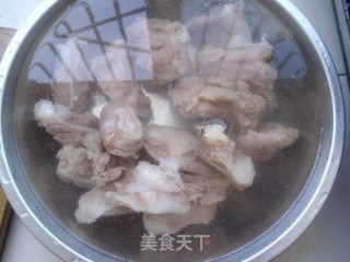 荸荠玉米芦笋猪骨汤的做法步骤：3