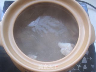 荸荠玉米芦笋猪骨汤的做法步骤：5
