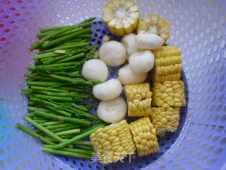 荸荠玉米芦笋猪骨汤的做法步骤：6