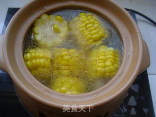 荸荠玉米芦笋猪骨汤的做法步骤：8