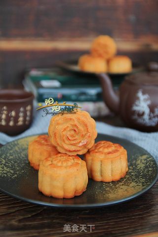 莲蓉蛋黄月饼的做法