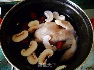 滋补莲子红枣鸡汤的做法步骤：2