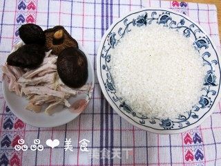 温暖健康的平民粥——香菇鸡肉粥的做法步骤：1