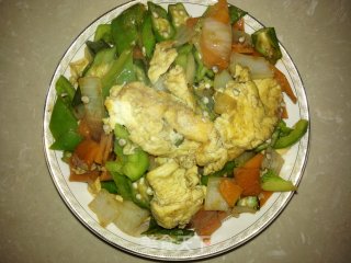杂炒秋葵（洋葱胡萝卜青椒炒鸡蛋）的做法