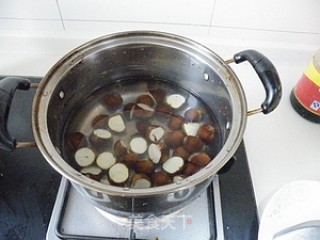 栗子母鸡汤的做法步骤：3