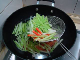 芹菜系列（三）“虾兵蟹将炒芹皇”的做法步骤：1