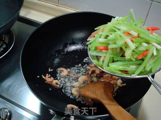 芹菜系列（三）“虾兵蟹将炒芹皇”的做法步骤：5