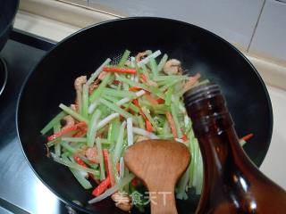 芹菜系列（三）“虾兵蟹将炒芹皇”的做法步骤：6