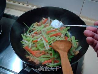 芹菜系列（三）“虾兵蟹将炒芹皇”的做法步骤：7