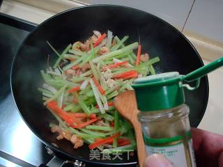 芹菜系列（三）“虾兵蟹将炒芹皇”的做法步骤：8