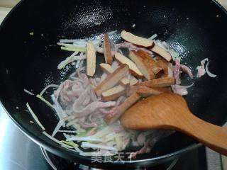 家常小炒菜“肉丝香干炒豆嘴”的做法步骤：2